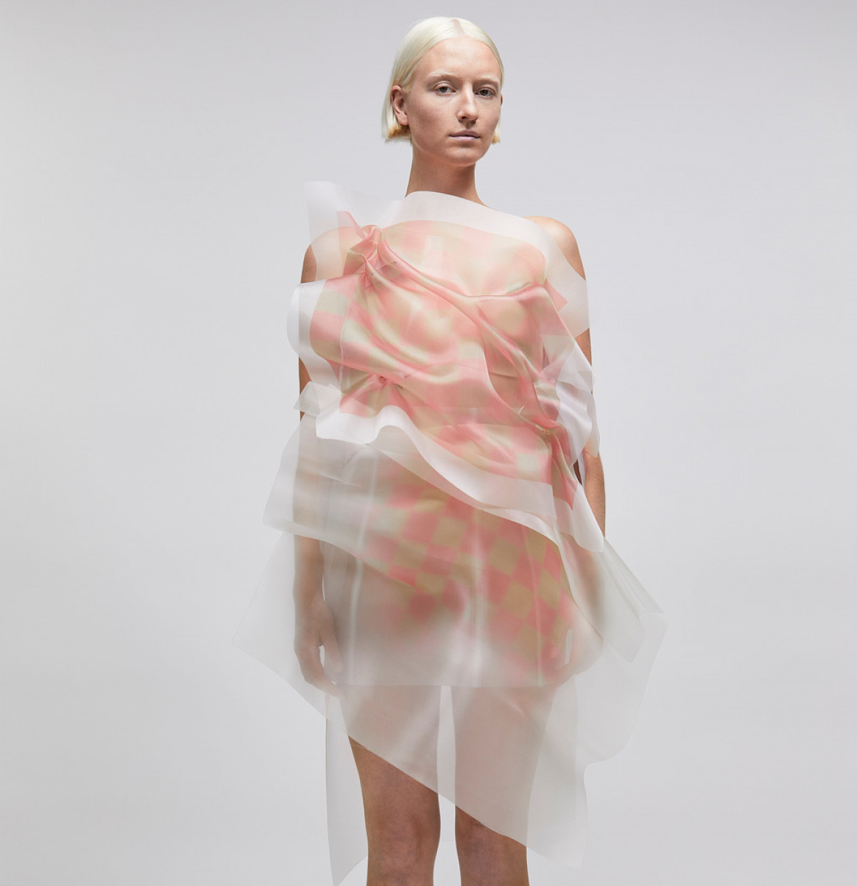 2 5 2 6: Fashion designer Ying Gao's new robotic clothing collection ...