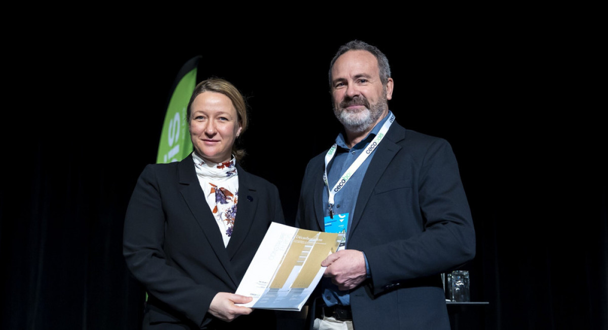 Cecobois Director Louis Poliquin officially presents the magazine Décarbonation, considérer le carbone intrinsèque des bâtiments to Québec’s Minister of Natural Resources and Forests, Maïté Blanchette Vézina  Photo credit: PhilippeRuelphotographie