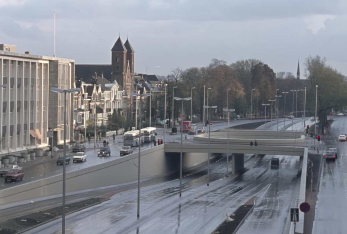 The restored canal is now surrounded by a park in which culture, ecology, water sport, recreation and slow traffic have been carefully integrated. Photo credit: Antoine Thevenet